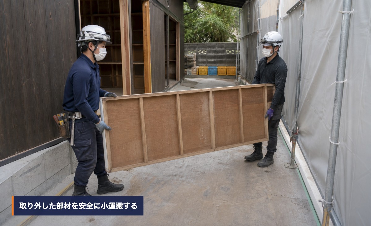 分別した木材を安全区画から通路へ小運搬する様子